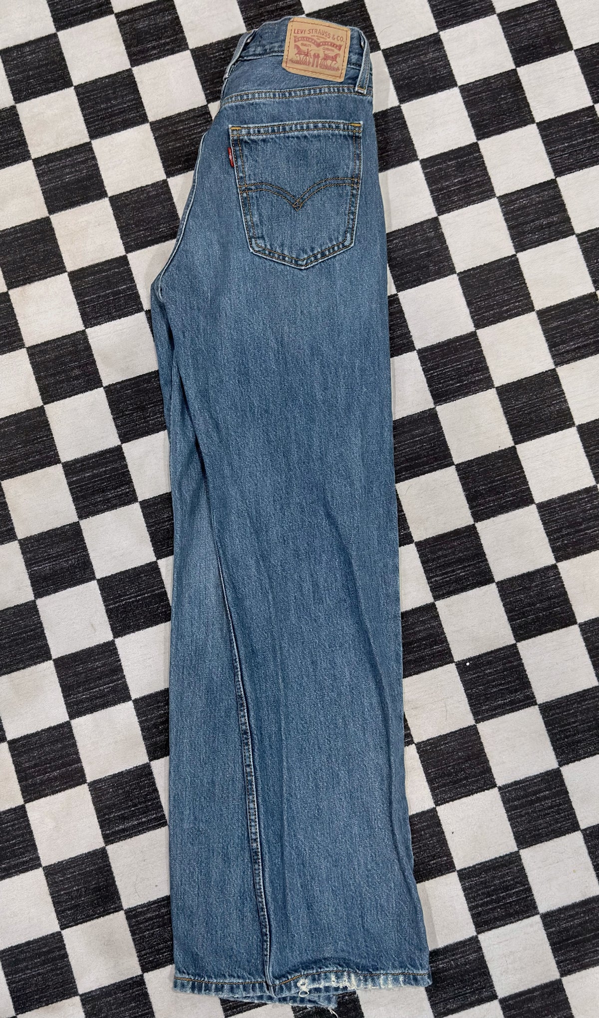 DARK WASH LEVI SIZE 24