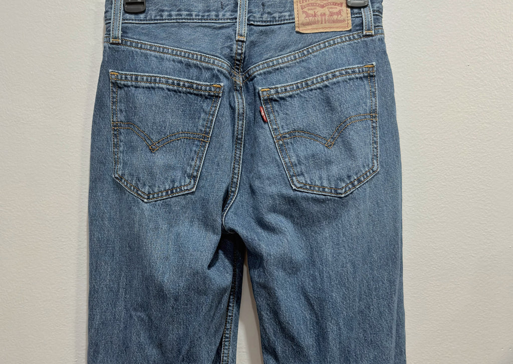DARK WASH LEVI SIZE 24