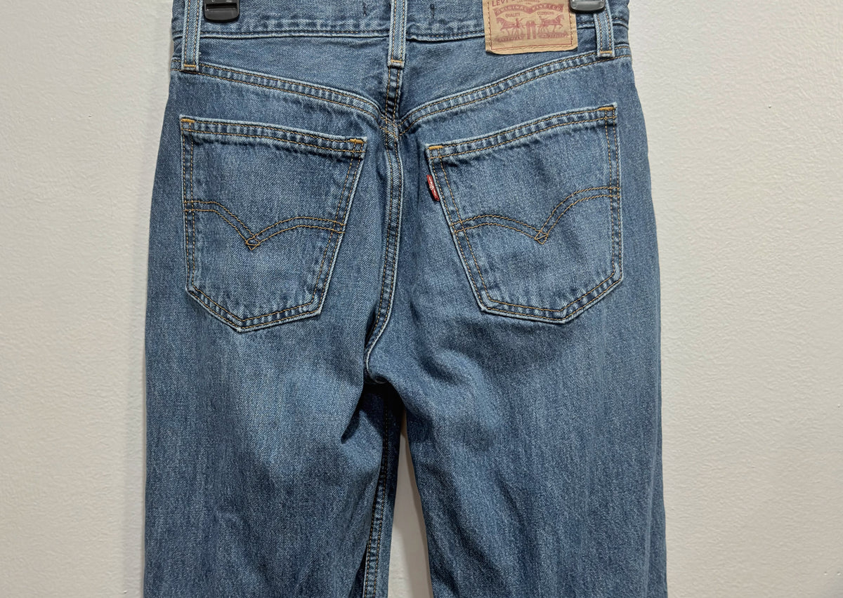 DARK WASH LEVI SIZE 24
