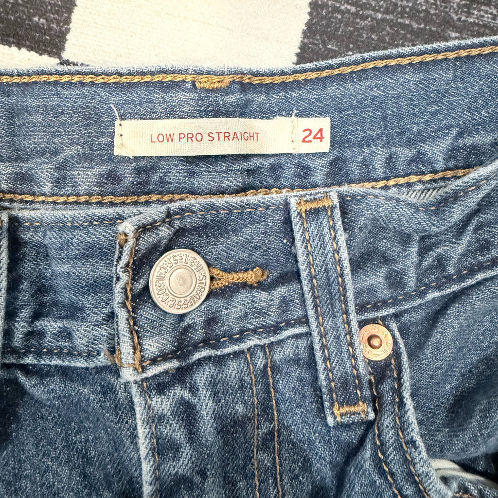 DARK WASH LEVI SIZE 24