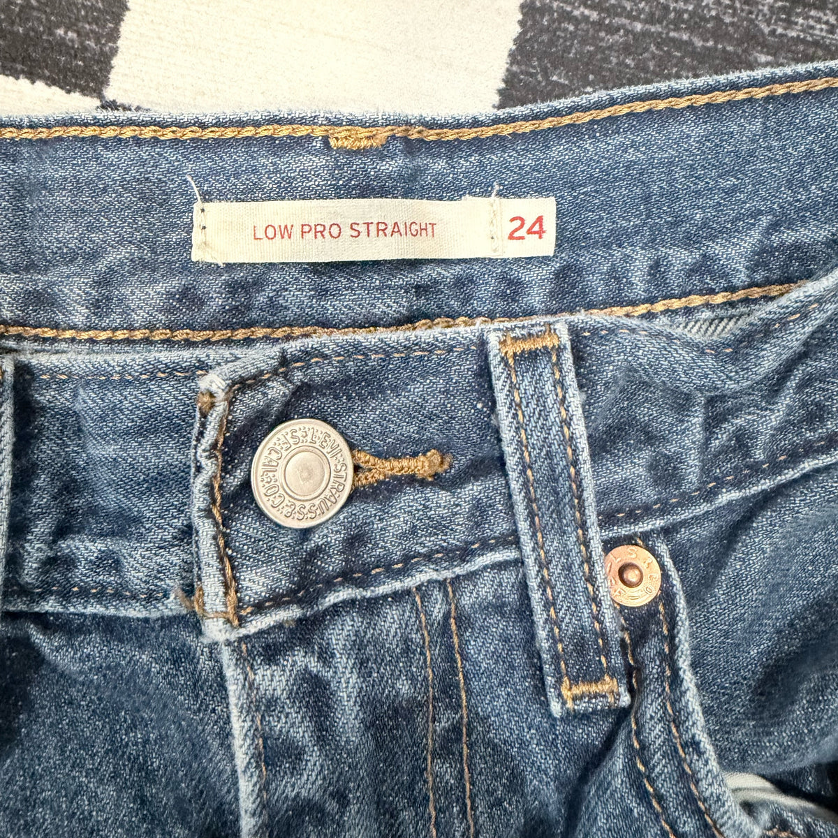 DARK WASH LEVI SIZE 24