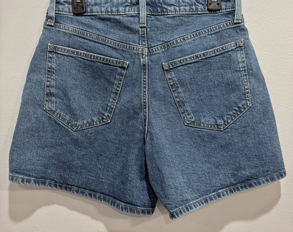 UNIVERAL THREAD SHORTS SIZE 8