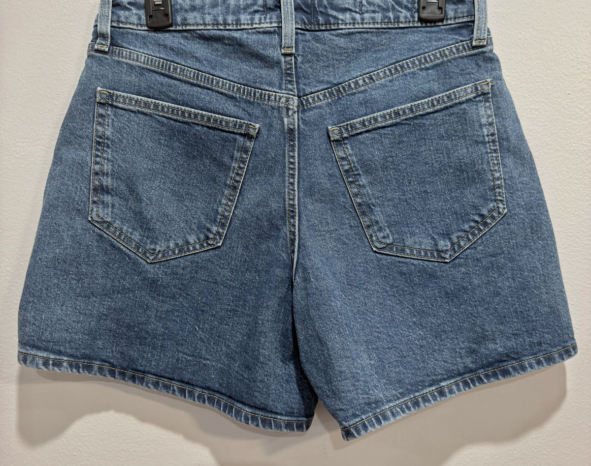 UNIVERAL THREAD SHORTS SIZE 8